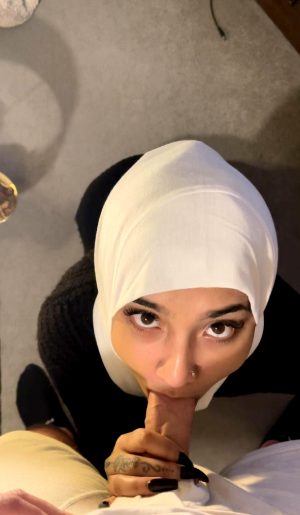 Hijabi Slut Making Eye Contact Like A Good Girl