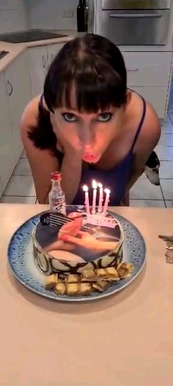 nsfw-i-love-eating-my-daddy-dick-so-much-a-girlfriend-got-my-40th-birthday-cake-made-with-his-dick-decorating-it-so-i-could-blow-it-with-the-candles_006
